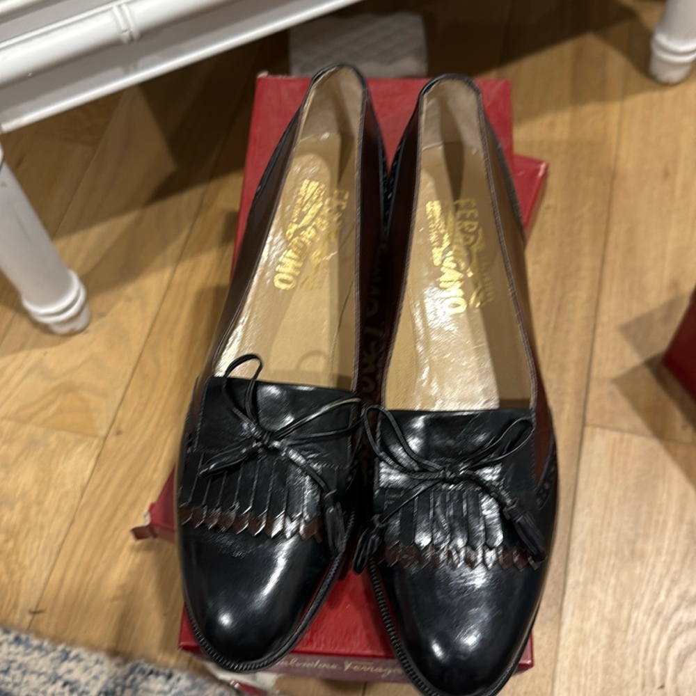 Salvatore Ferragamo Pisana 2 toned loafers. Calf leatherr size 8b